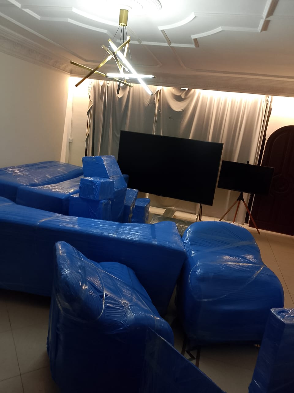 تغليف كنب وشاشات تلفاز بعناية - نقل عفش بالظهران