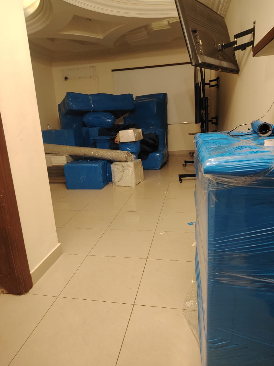 أثاث مغلف ومرتب داخل الفيلا - نقل عفش بالقطيف