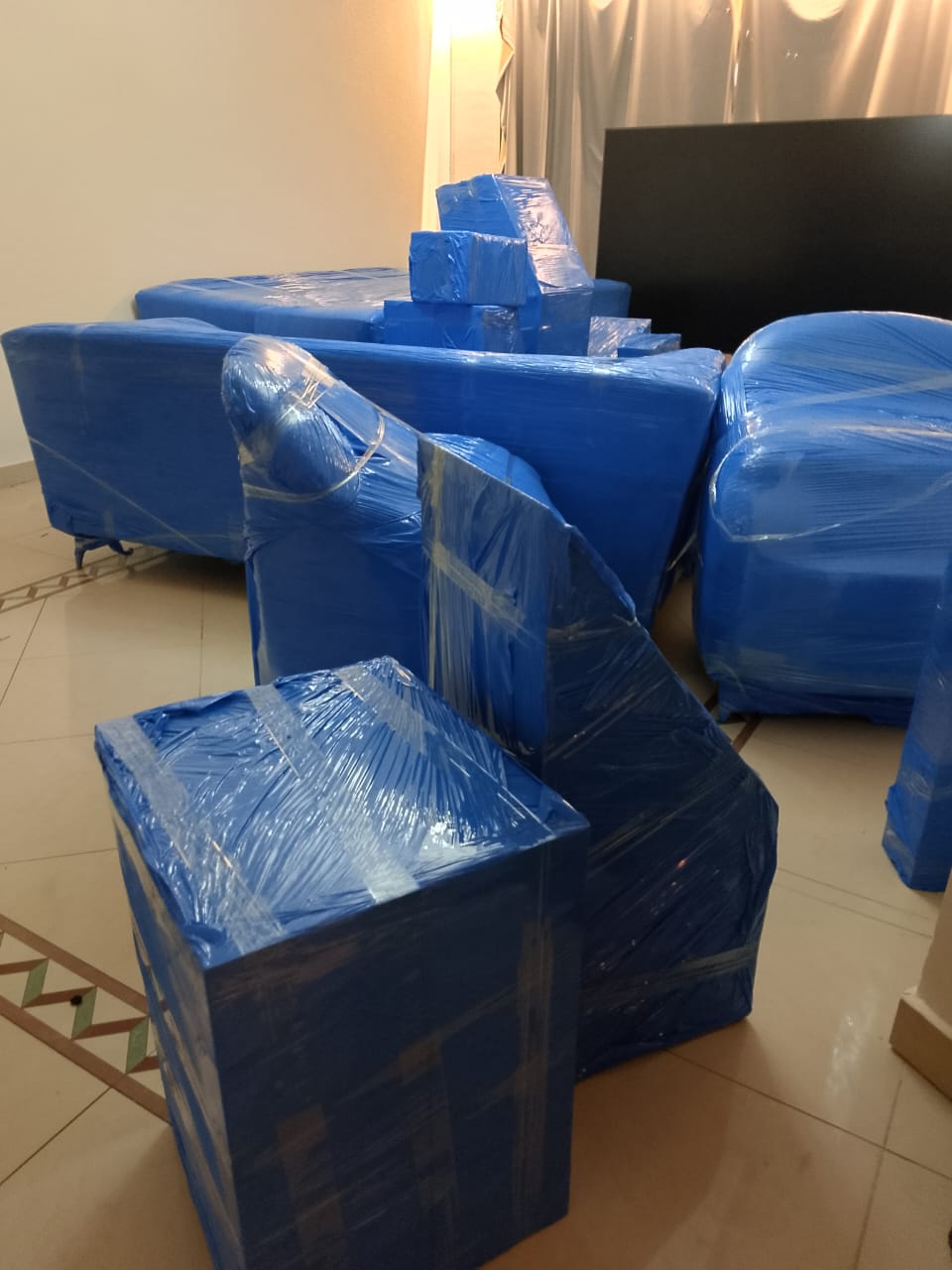 تغليف كراتين وطاولات جاهزة للنقل بالجبيل