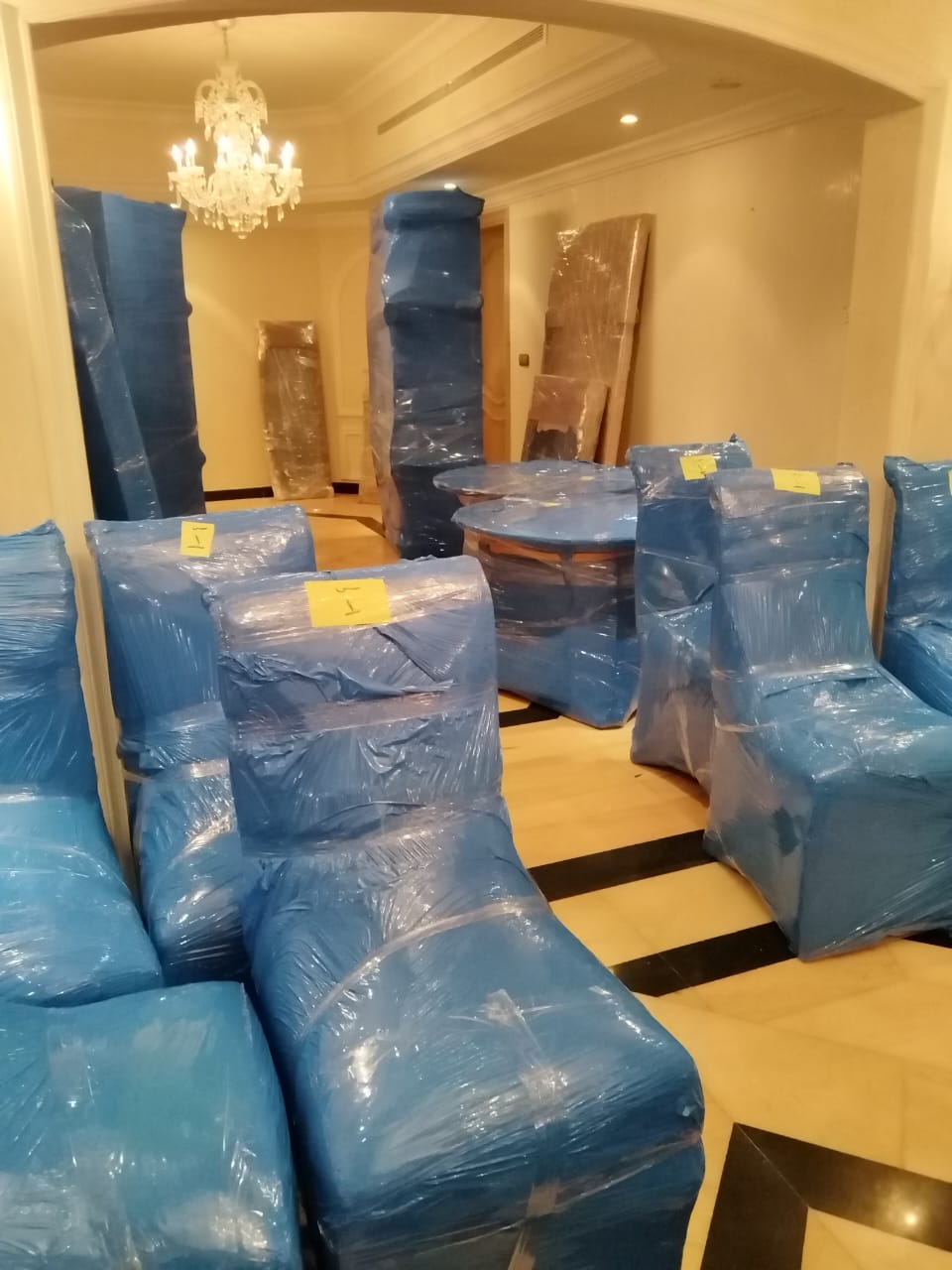 تغليف كنب وطاولات بالبلاستيك الأزرق - شركة الاتقان بالدمام