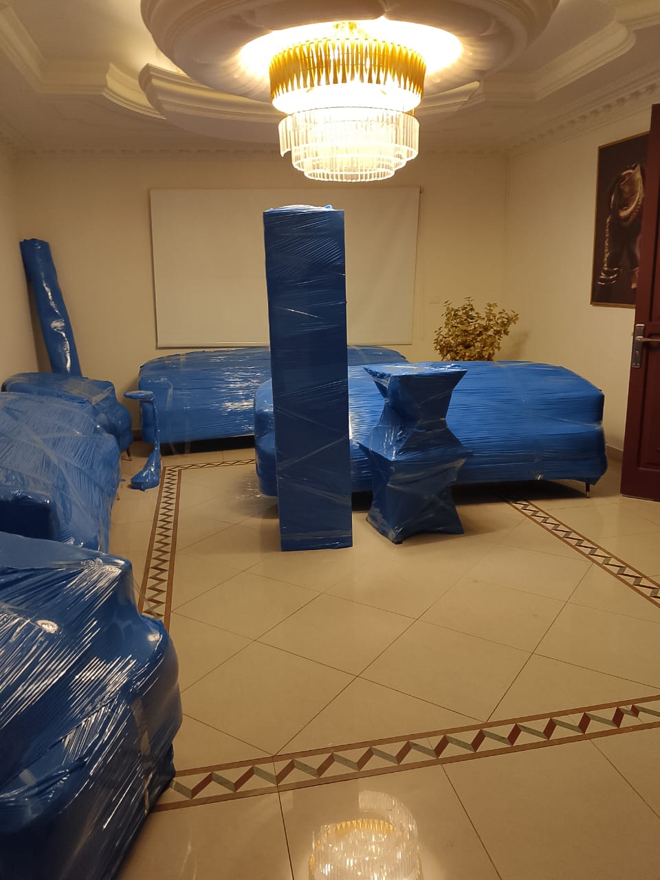 تغليف غرفة نوم كاملة قبل النقل - نقل اثاث بالخبر